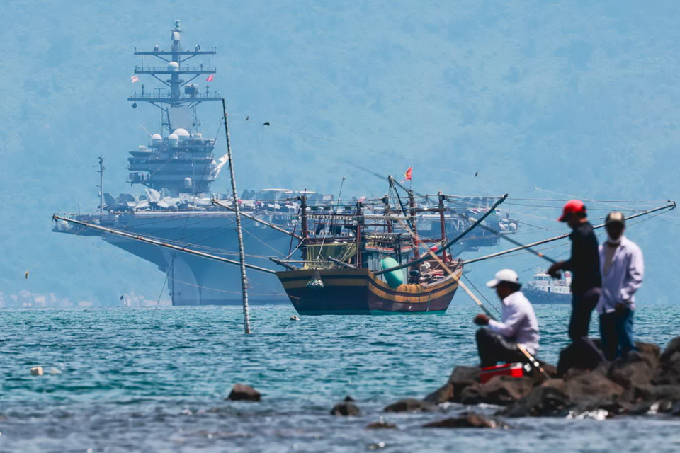 Tàu sân bay USS Ronald Reagan, cùng 2 tàu tuần dương hộ tống là tàu USS Antietam - CG 54 và tàu USS Robert Smalls - CG 62 của Hải quân Hoa Kỳ tại cảng Tiên Sa, Đà Nẵng ngày 25/6. (Nguồn: Ngô Trần Hải An/Vietnam+)