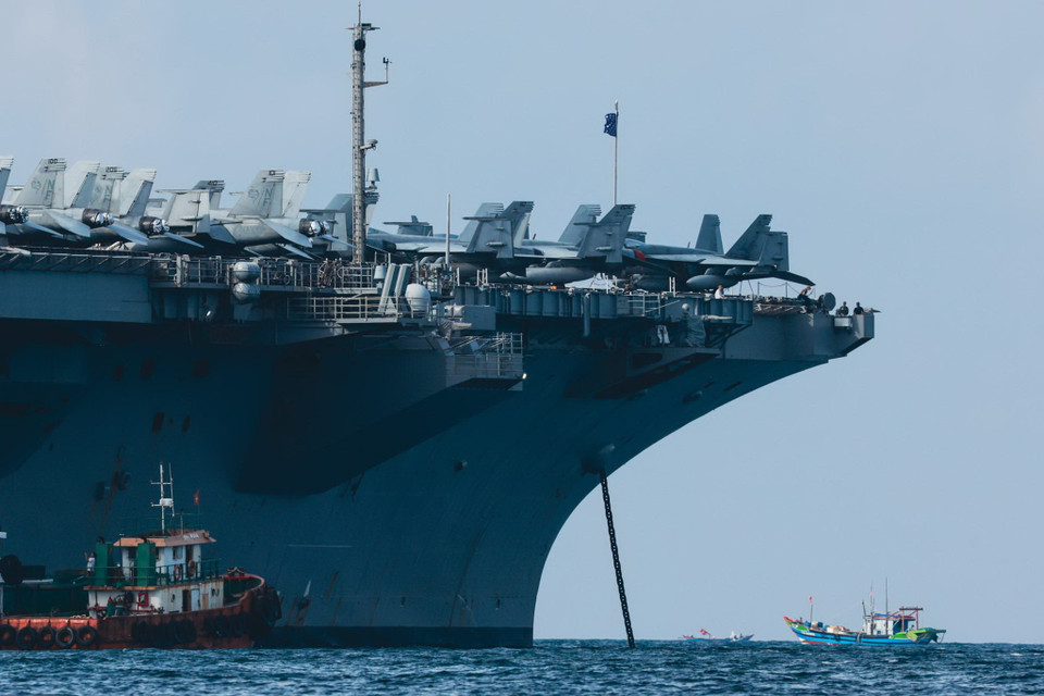 Ông Hồ Kỳ Minh, Phó Chủ tịch Ủy ban nhân dân thành phố Đà Nẵng đã chủ trì Lễ đón Đoàn tàu Hải quân Hoa Kỳ. Tham dự có đại diện Bộ Quốc phòng, Sở Ngoại vụ thành phố Đà Nẵng, cùng một số cơ quan chức năng của Việt Nam. Về phía Hoa Kỳ có Đại sứ, Tùy viên Quốc phòng Hoa Kỳ cùng một số quan chức Đại sứ quán Hoa Kỳ tại Việt Nam.(Nguồn: Ngô Trần Hải An/Vietnam+)