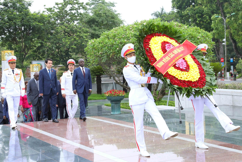 Sáng 14/6/2023, Chủ tịch Quốc hội Cộng hòa Bờ Biển Ngà (Côte d'Ivoire) Adama Bictogo dẫn đầu Đoàn đại biểu cấp cao đến đặt vòng hoa tưởng niệm các Anh hùng liệt sỹ tại Đài tưởng niệm trên đường Bắc Sơn, Ba Đình, Hà Nội. (Ảnh: An Đăng/TTXVN)