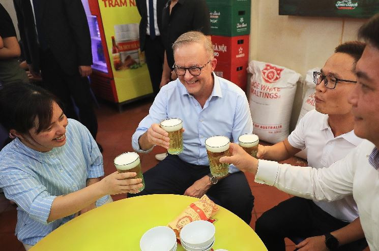 Thủ tướng Australia Anthony Albanese cùng các bạn trẻ thưởng thức bia hơi Hà Nội. (Ảnh: Lâm Khánh/TTXVN)