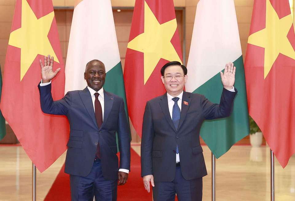 Chủ tịch Quốc hội Vương Đình Huệ và Chủ tịch Quốc hội Bờ Biển Ngà (Côte d'Ivoire) Adama Bictogo. (Ảnh: Doãn Tấn/TTXVN)