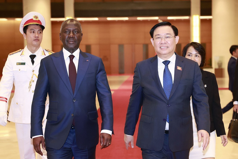 Chủ tịch Quốc hội Vương Đình Huệ đón Chủ tịch Quốc hội Bờ Biển Ngà (Côte d'Ivoire) Adama Bictogo. (Ảnh: Doãn Tấn/TTXVN)