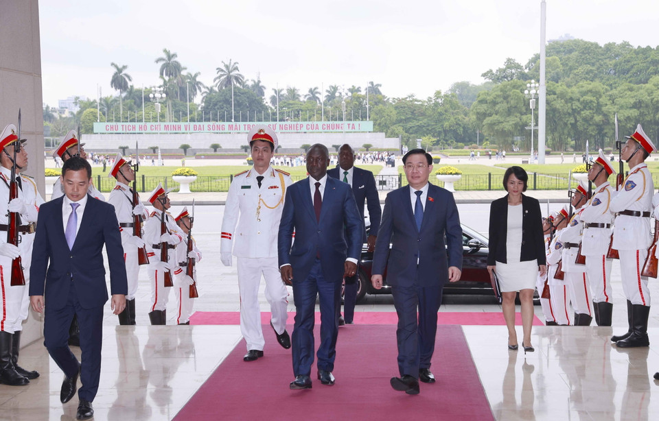 Chủ tịch Quốc hội Vương Đình Huệ và Chủ tịch Quốc hội Bờ Biển Ngà (Côte d'Ivoire) Adama Bictogo tại lễ đón. (Ảnh: Doãn Tấn/TTXVN)