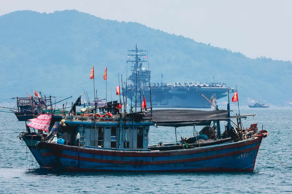 Đây là lần thứ ba Việt Nam đón tàu sân bay Hoa Kỳ (sau các năm 2018 và 2020). Chuyến thăm Đà Nẵng nằm trong các hoạt động kỷ niệm 10 năm thiết lập quan hệ Đối tác Toàn diện Việt Nam - Hoa Kỳ (2013 - 2023). (Nguồn: Ngô Trần Hải An/Vietnam+)