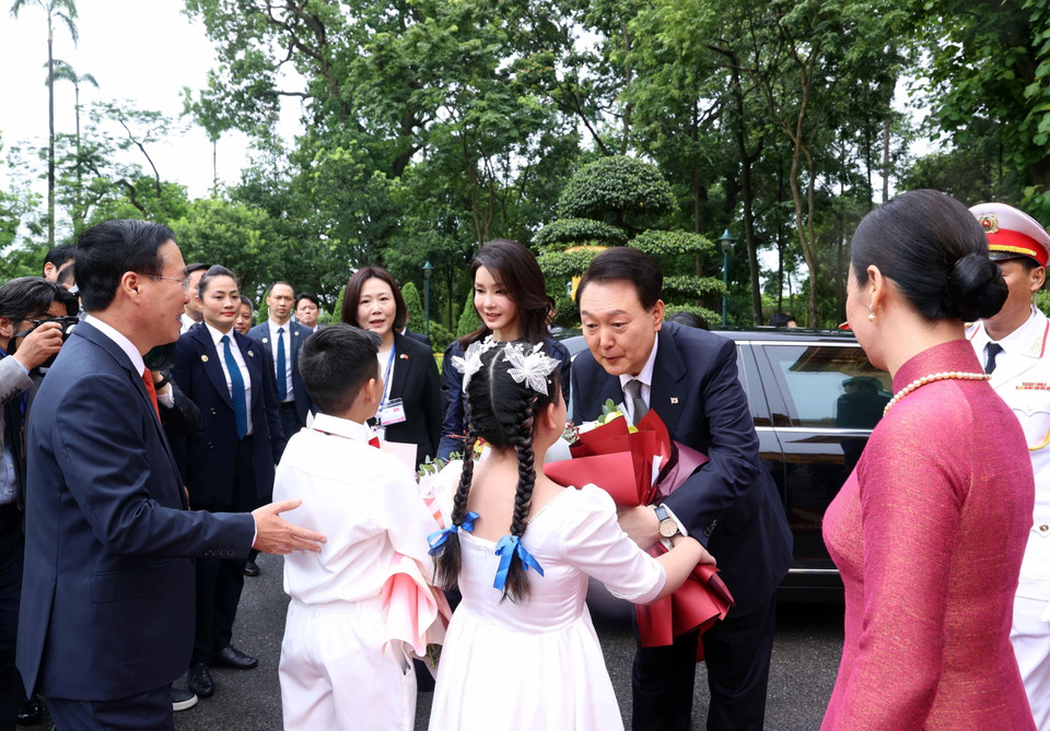 Thiếu thi Thủ đô chào mừng Tổng thống Hàn Quốc Yoon Suk Yeol và Phu nhân thăm cấp Nhà nước tới Việt Nam. (Ảnh: Thống Nhất/TTXVN)