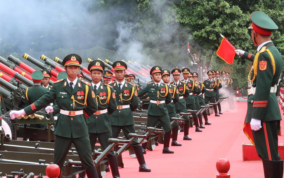 Lữ đoàn Pháo binh 45 (Binh chủng Pháo binh) bắn 21 phát đại bác chào mừng Tổng thống Hàn Quốc Yoon Suk Yeol và Phu nhân thăm cấp Nhà nước tới Việt Nam. (Ảnh: Lâm Khánh/TTXVN)