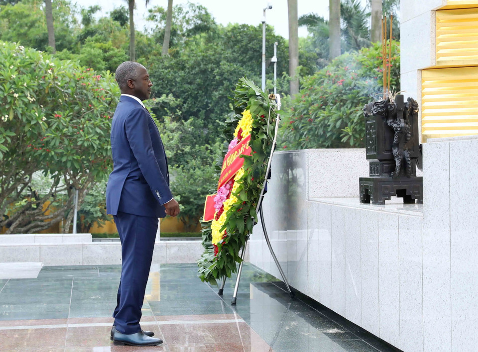 Chủ tịch Quốc hội Bờ Biển Ngà (Côte d'Ivoire) Adama Bictogo đặt vòng hoa tưởng niệm các Anh hùng liệt sỹ. (Ảnh: An Đăng/TTXVN)