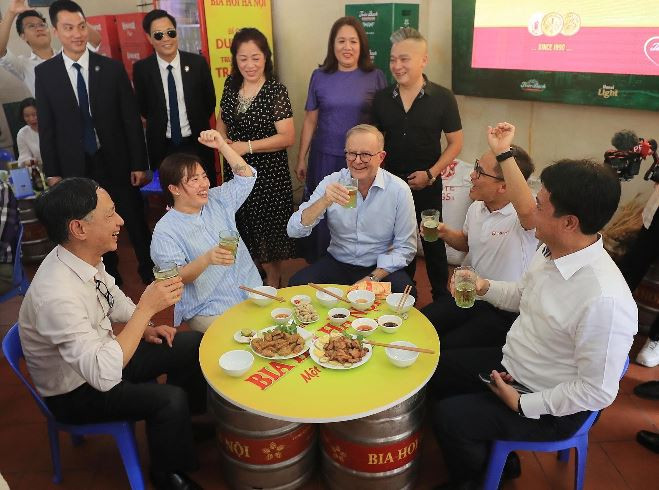 Thủ tướng Australia Anthony Albanese cùng các người bạn thưởng thức bữa trưa tại một quán ăn trên phố Đường Thành, Hà Nội. (Ảnh: Lâm Khánh/TTXVN)