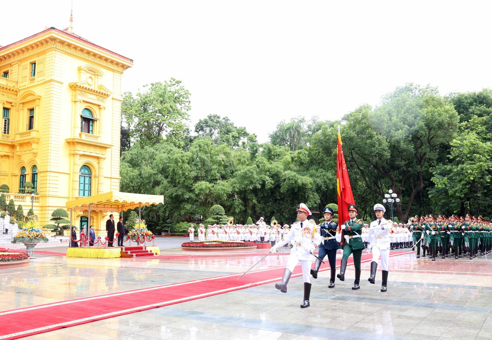 Quang cảnh lễ đón Tổng thống Hàn Quốc Yoon Suk Yeol và Phu nhân sang thăm cấp Nhà nước tới Việt Nam. (Ảnh: Thống Nhất/TTXVN)