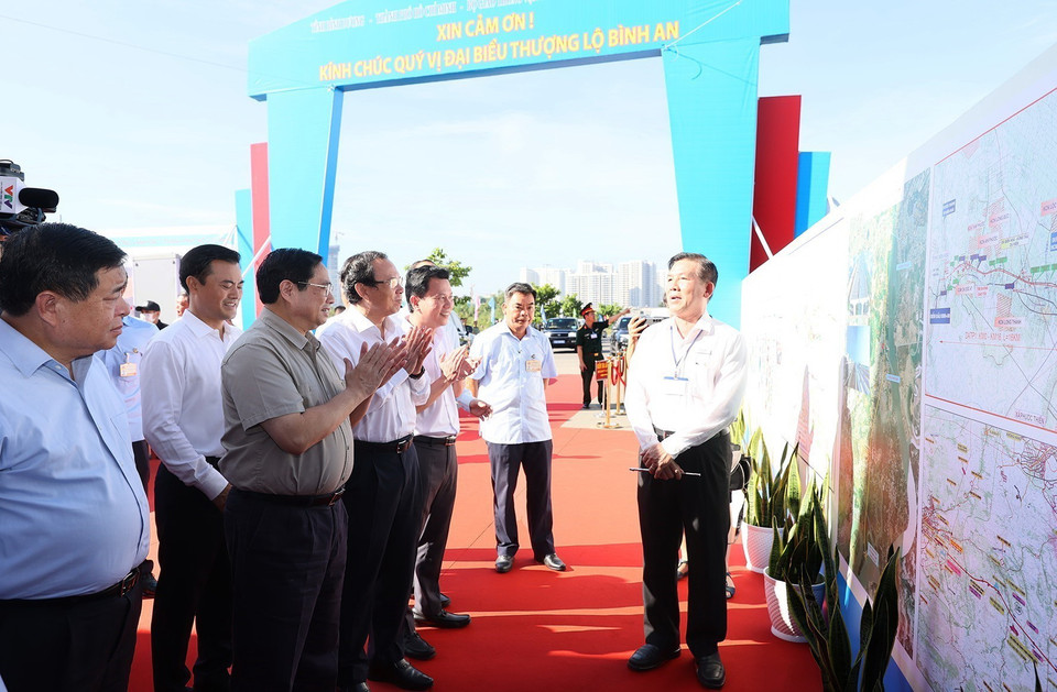 Thủ tướng Phạm Minh Chính nghe báo cáo về Dự án đầu tư xây dựng đường Vành đai 3 Thành phố Hồ Chí Minh. (Ảnh: Dương Giang/TTXVN)