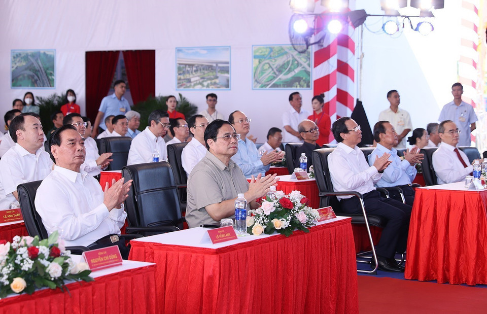 Thủ tướng Phạm Minh Chính và các đại biểu dự lễ khởi công Dự án đầu tư xây dựng đường Vành đai 3 Thành phố Hồ Chí Minh. (Ảnh: Dương Giang/TTXVN)