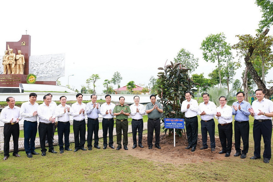 Thủ tướng Phạm Minh Chính trồng cây lưu niệm tại Di tích Địa điểm thành lập Chi bộ An Nam Cộng sản Đảng Cờ Đỏ. (Ảnh: Dương Giang/TTXVN)