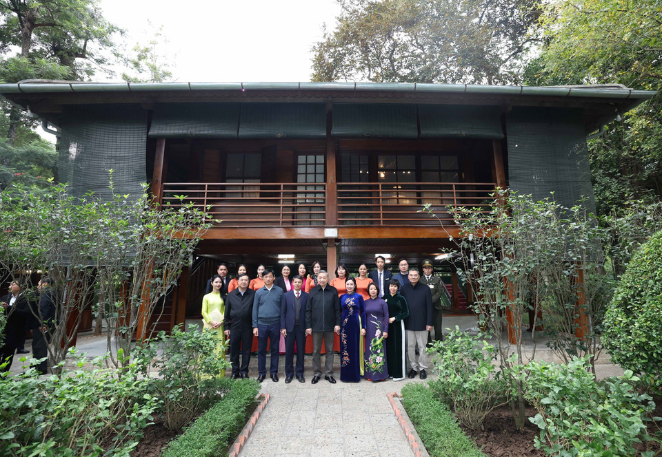 Tổng Bí thư Tô Lâm, các đại biểu và cán bộ, nhân viên của Ban quản lý tại Khu Di tích Chủ tịch Hồ Chí Minh ở Phủ Chủ tịch. (Ảnh: Thống Nhất/TTXVN)