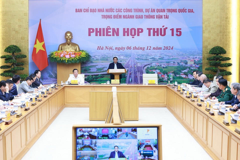 Thủ tướng Phạm Minh Chính chủ trì Phiên họp thứ 15 Ban chỉ đạo dự án trọng điểm ngành giao thông. (Ảnh: Dương Giang/TTXVN)