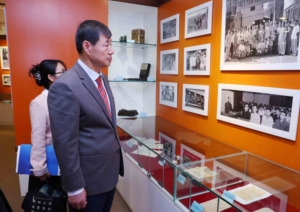 Chủ tịch kiêm Giám đốc điều hành Yonhap Hwang Dae-il tham quan phòng truyền thống của Thông tấn xã Việt Nam. (Ảnh: Phạm Kiên/TTXVN)