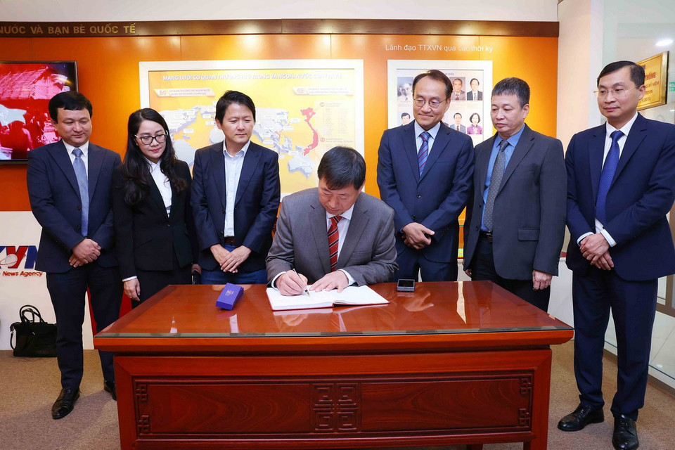 Chủ tịch kiêm Giám đốc điều hành Yonhap Hwang Dae-il ghi lưu bút tại Thông tấn xã Việt Nam. (Ảnh: Phạm Kiên/TTXVN)