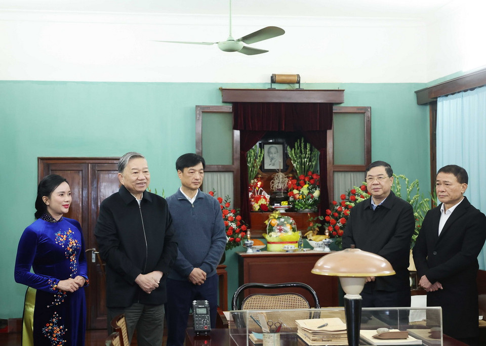 Tổng Bí thư Tô Lâm nói chuyện với cán bộ, nhân viên của Ban quản lý tại Khu Di tích Chủ tịch Hồ Chí Minh tại Phủ Chủ tịch. (Ảnh: Thống Nhất/TTXVN)