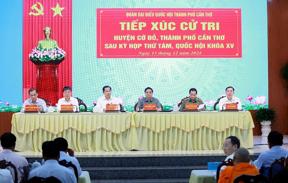 Thủ tướng Phạm Minh Chính và Đoàn đại biểu Quốc hội thành phố Cần Thơ tiếp xúc cử tri huyện Cờ Đỏ. (Ảnh: Dương Giang/TTXVN)