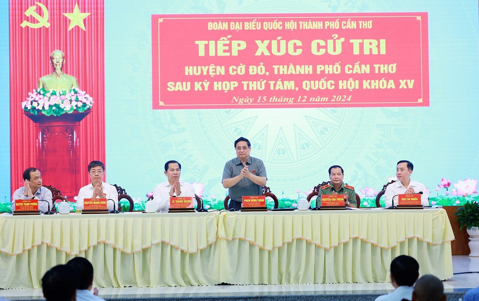Sáng 15/12, Thủ tướng Phạm Minh Chính và Đoàn đại biểu Quốc hội thành phố Cần Thơ tiếp xúc cử tri huyện Cờ Đỏ sau Kỳ họp thứ tám, Quốc hội khóa XV. (Ảnh: Dương Giang/TTXVN)