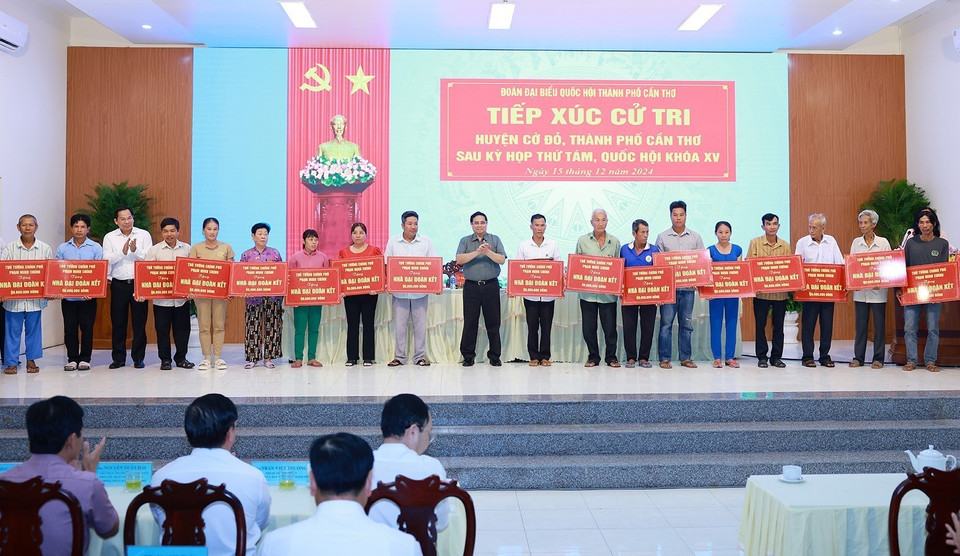 Thủ tướng Phạm Minh Chính tặng nhà Đại đoàn kết cho các gia đình chính sách huyện Thới Lai, Ô Môn và quận Thốt Nốt. (Ảnh: Dương Giang/TTXVN)