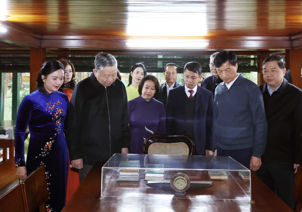 Tổng Bí thư Tô Lâm và các đại biểu xem tài liệu, hiện vật được trưng bày tại Khu Di tích Chủ tịch Hồ Chí Minh. (Ảnh: Thống Nhất/TTXVN)