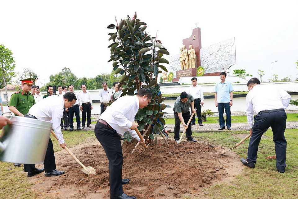 Thủ tướng Phạm Minh Chính trồng cây lưu niệm tại Di tích Địa điểm thành lập Chi bộ An Nam Cộng sản Đảng Cờ Đỏ. (Ảnh: Dương Giang/TTXVN)