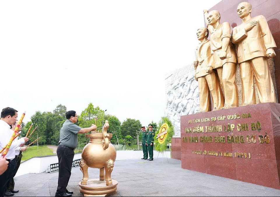 Thủ tướng Phạm Minh Chính và các đại biểu dâng hương tại Di tích Địa điểm thành lập Chi bộ An Nam Cộng sản Đảng Cờ Đỏ. (Ảnh: Dương Giang/TTXVN)