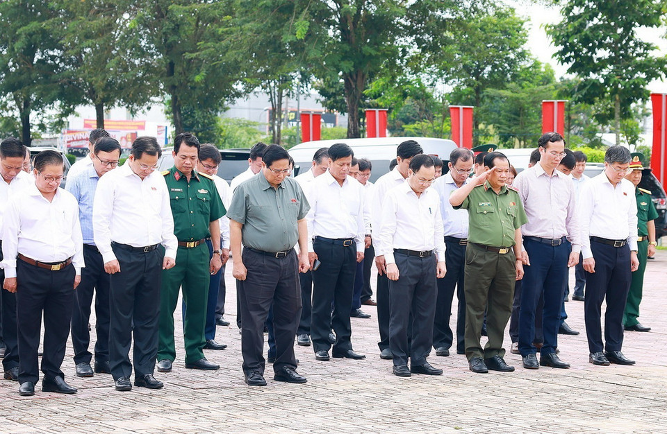 Thủ tướng Phạm Minh Chính và các đại biểu dâng hương tại Di tích Địa điểm thành lập Chi bộ An Nam Cộng sản Đảng Cờ Đỏ. (Ảnh: Dương Giang/TTXVN)