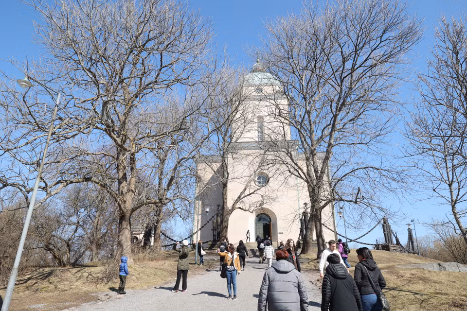 Nhà thờ trên Pháo đài Suomenlinna thu hút người dân và du khách đến tham quan, tìm hiểu. (Ảnh: Diệp Trương/TTXVN)