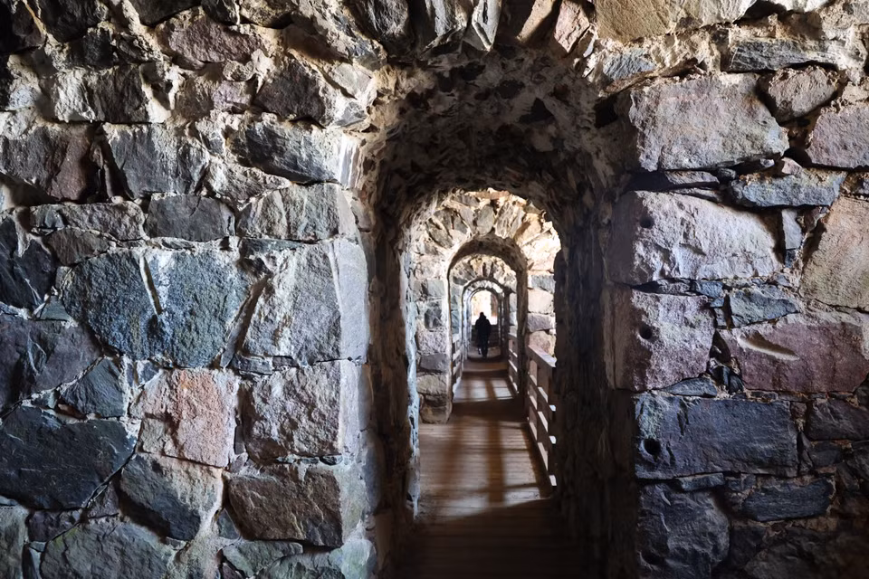 Một dãy hành lang trong Pháo đài Suomenlinna. (Ảnh: Diệp Trương/TTXVN)