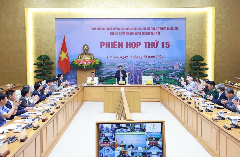 Thủ tướng Phạm Minh Chính chủ trì Phiên họp thứ 15 Ban chỉ đạo dự án trọng điểm ngành giao thông. (Ảnh: Dương Giang/TTXVN)
