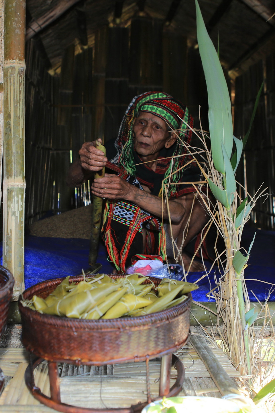 Nghi lễ cúng Giàng tại nhà của già làng ở thôn A Năm. (Ảnh: Hồ Cầu/TTXVN)
