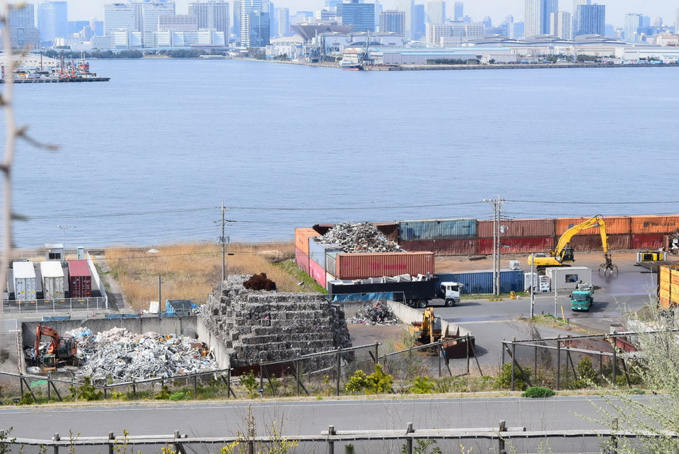 Những kiện rác bằng vỏ lon kim loại, vỏ chai nhựa đã được rửa sạch ép thành khối nặng hàng chục tấn tại cảng ở đảo Odaiba. (Ảnh: Nguyễn Tuyến/Vietnam+)