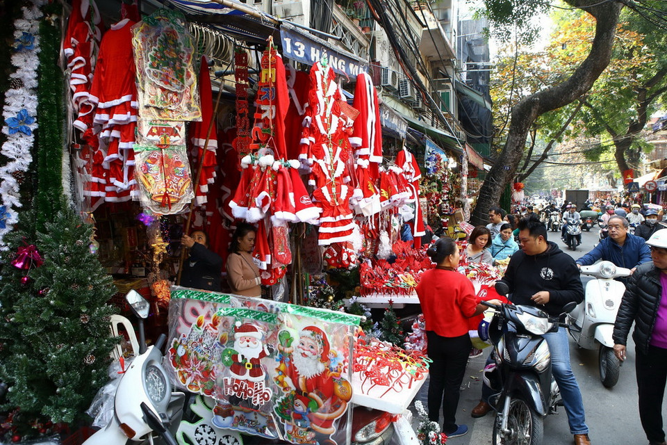 Đồ trang trí chuẩn bị cho Noel 2018 bày bán trên phố Hàng Mã. (Ảnh: Minh Quyết/TTXVN)