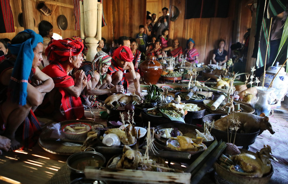 Nghi lễ cúng mời Mẹ Lúa tại Nhà Văn hóa thôn. (Ảnh: Hồ Cầu/TTXVN)