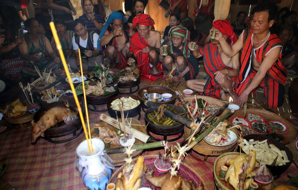 Nghi lễ cúng mời Mẹ Lúa tại Nhà Văn hóa thôn. (Ảnh: Hồ Cầu/TTXVN)