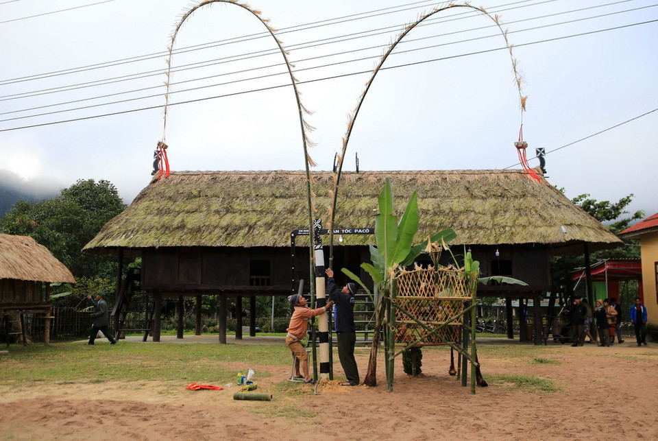 Lễ dựng cây nêu ở nhà văn hóa thôn A Năm trong lễ hội AZa Koonh. (Ảnh: Hồ Cầu/TTXVN)