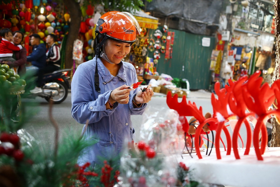 Khách hàng lựa chọn món đồ ưng ý, chuẩn bị cho Noel 2018. (Ảnh: Minh Quyết/TTXVN)