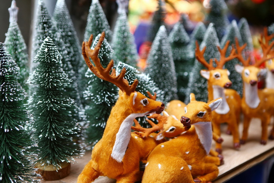 Chỉ còn một tuần nữa là đến Giáng sinh 2018, trên khắp phố phường Hà Nội, các mặt hàng trang trí, quà tặng đa dạng, rực rỡ sắc màu đã sẵn sàng phục vụ nhu cầu của người tiêu dùng. (Ảnh: Minh Quyết/TTXVN)