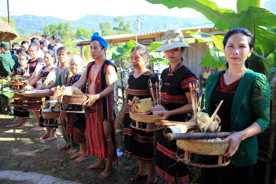 Các dòng họ trong bản A Năm mang lễ vật đến cúng Giàng. (Ảnh: Hồ Cầu/TTXVN)
