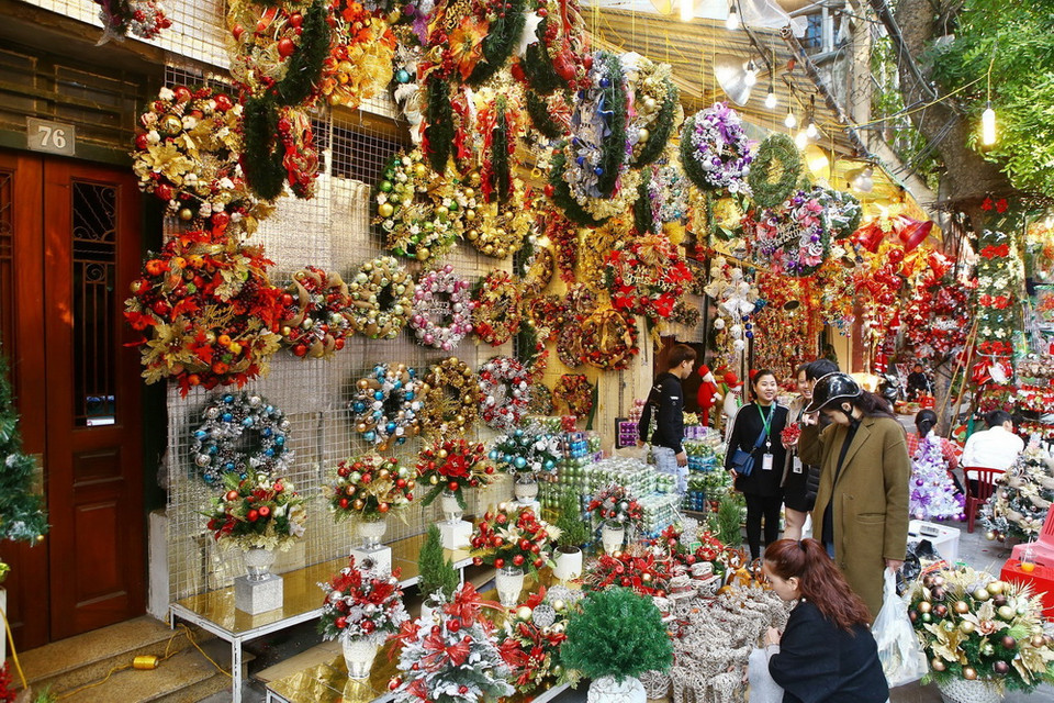 Cửa hàng bày bán các đồ trang trí chuẩn bị cho Noel 2018. (Ảnh: Minh Quyết/TTXVN)