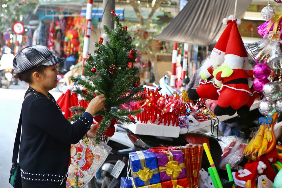 Đồ trang trí chuẩn bị cho Noel 2018 được bày bán trên phố Hàng Mã. (Ảnh: Minh Quyết/TTXVN)