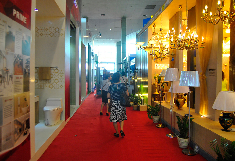 Trong ngày đầu tiên, lượng khách tới xem triển lãm đã khá đông. (Ảnh: Võ Phương/Vietnam+)