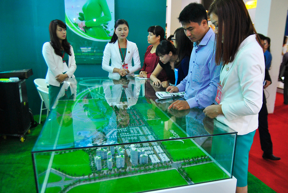 Nét mới của Triển lãm lần này là sự xen kẽ thêm các lĩnh vực bất động sản, với sự tham gia của hơn 10 doanh nghiệp bất động sản và 20 dự án bất động sản sẽ được giới thiệu tại triển lãm. (Ảnh: Võ Phương/Vietnam+)