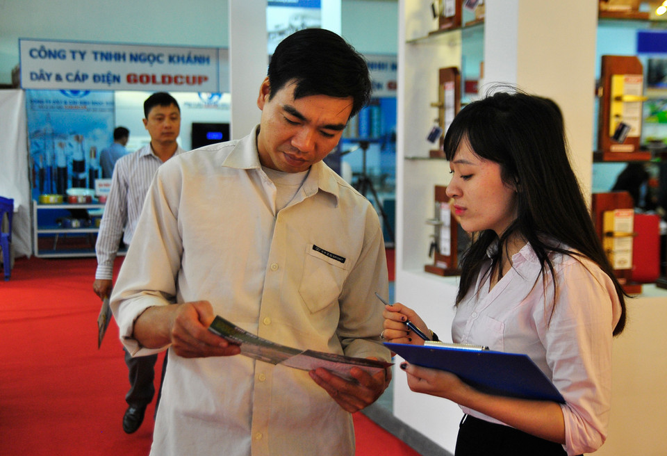 Các gian hàng đều có lực lượng tư vấn viên khá hùng hậu. (Ảnh: Võ Phương/Vietnam+)