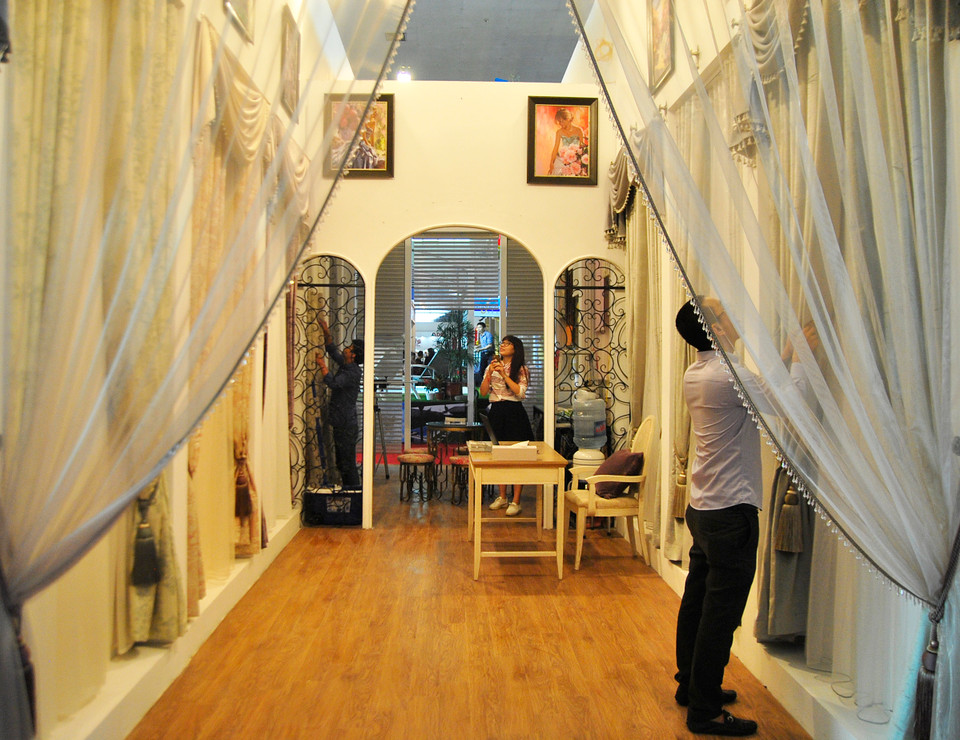 Các gian hàng trưng bày mặt hàng vật liệu xây dựng truyền thống, nội thất rất đa dạng. (Ảnh: Võ Phương/Vietnam+)