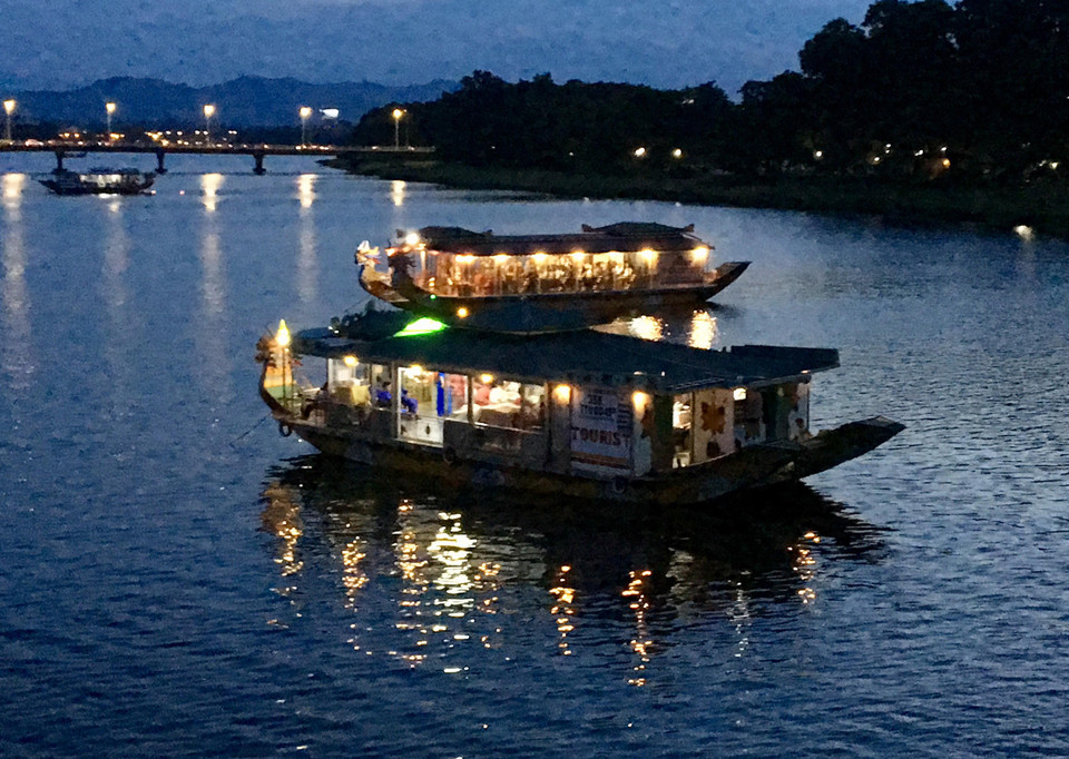 Sông Hương và cầu Tràng Tiền với những chiếc thuyền ca Huế lúc chiều tà. (Ảnh: Quốc Việt/TTXVN)