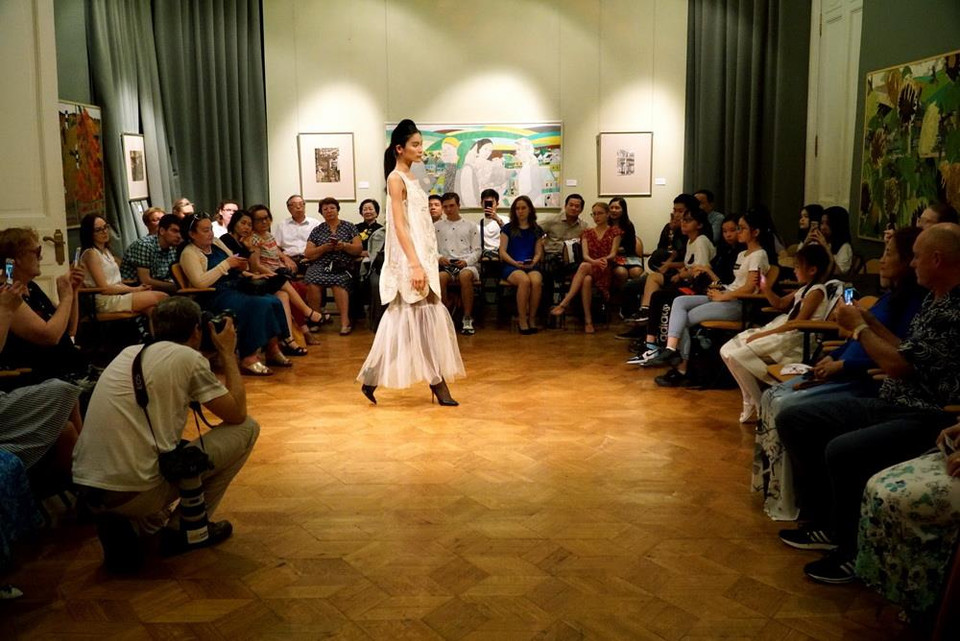 Các mẫu trang phục được trình diễn. (Ảnh: Lê Hằng/TTXVN)