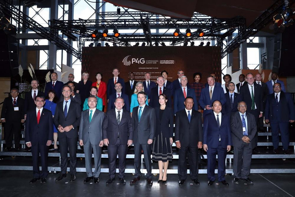 Thủ tướng Nguyễn Xuân Phúc chụp ảnh chung với các trưởng đoàn dự Hội nghị thượng đỉnh Đối tác vì Tăng trưởng xanh và các Mục tiêu toàn cầu đến năm 2030 (P4G) tại Thủ đô Copenhagen (Đan Mạch), sáng 20/10/2018. (Ảnh: Thống Nhất – TTXVN)