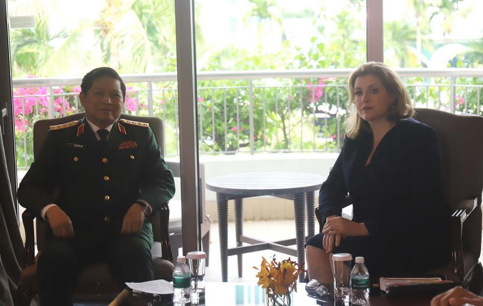 Bộ trưởng Quốc phòng Việt Nam Ngô Xuân Lịch và Bà Penny Mordaunt, Bộ trưởng Quốc phòng Anh. (Ảnh: Xuân Vịnh/TTXVN)